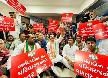 ગેરકાયદે બાંધકામ માટે 4 લાખ લેનારા અધિકારી-કોર્પોરેટર સામે પગલાં ભરો