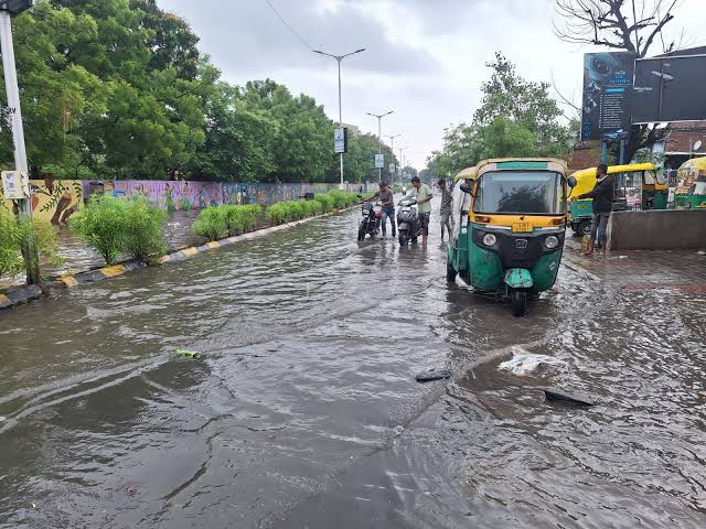 સામાન્ય વરસાદમાં જ ઓઢવ, વટવા સહિતના વિસ્તારોમાં પાણી ભરાઈ ગયાં