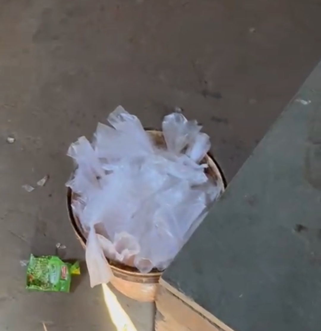 સાબરમતી પોલીસ સ્ટેશન વિસ્તારમાં ગેરકાયદેસર દેશી દારૂના સ્ટેન્ડ વીડિયોમાં જોઈ શકશો. આછેપો